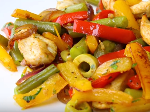 Нискокалорична рецепта: Пилешко със зеленчуци на тиган